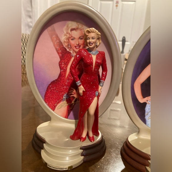MARILYN MONROE STATUES AND PLATES BY BRADFORD EXCHANGE - Picture 4 of 11